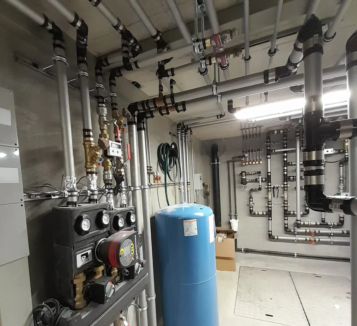Centrale termica con bollitori e distribuzione realizzata dalla Celeste Moreschi SA