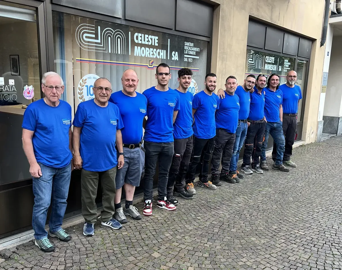 La squadra della Celeste Moreschi SA davanti alla sede di Bellinzona