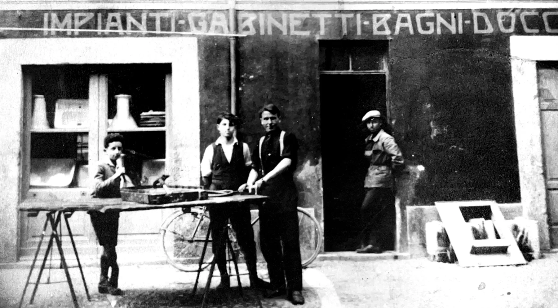 L'officina Moreschi in Via Dogana a Bellinzona negli anni venti, con l'insegna «Lattoniere idraulico, impianti, gabinetti, bagni, docce»