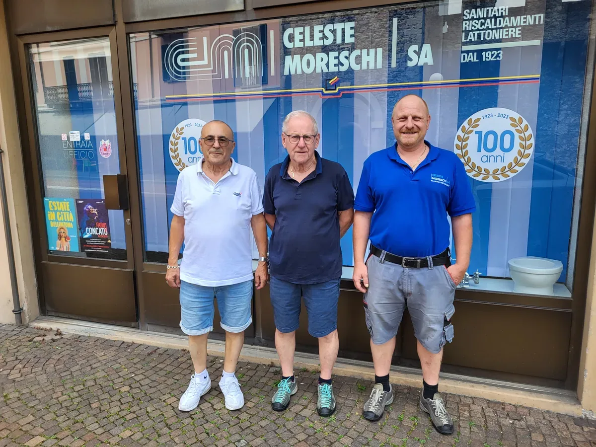 I tre titolari della Celeste Moreschi SA davanti alla sede di Via Dogana a Bellinzona, con l'insegna «dal 1923»